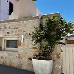 Synoikies By Oikieskiathos Holiday home