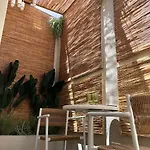Holiday home Synoikies By Oikieskiathos *