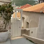 Synoikies By Oikieskiathos Casa de Férias *