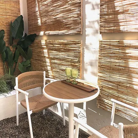 펜션 Synoikies By Oikieskiathos