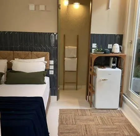 펜션 Synoikies By Oikieskiathos