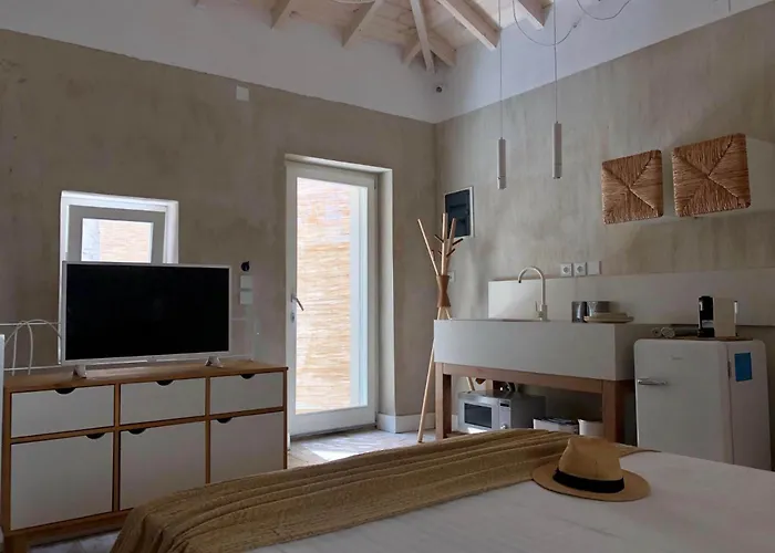 Holiday home Synoikies By Oikieskiathos *