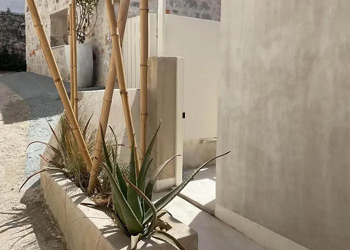 Holiday home Synoikies By Oikieskiathos *