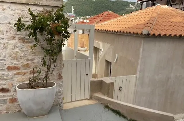 Synoikies By Oikieskiathos Holiday home *