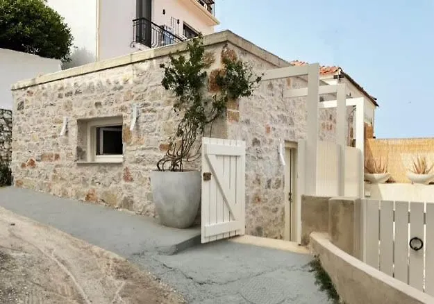 Holiday home Synoikies By Oikieskiathos *